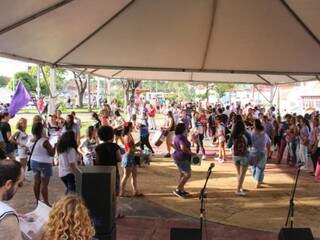 Manifestantes se re&uacute;nem em pra&ccedil;a com passeata e grito pela democracia 
