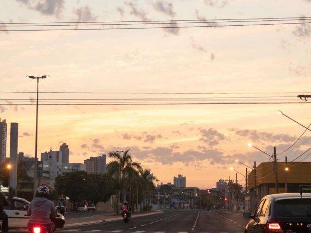 Ter&ccedil;a-feira ser&aacute; de c&eacute;u parcialmente nublado e baixa umidade do ar 