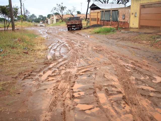 Pavimenta&ccedil;&atilde;o &eacute; sonho de comerciantes em avenida que tem &ldquo;um pouco de asfalto&rdquo; 