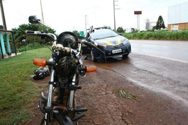 Motociclista fica ferida em acidente envolvendo motorista sem CNH