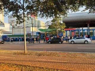 Candidatos aguardavam em frente ao portão da escola Joaquim Murtinho na Capital (Foto: Humberto Marques)