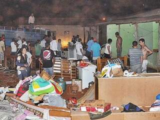 Moradores retiraram os pertences de dentro das casas com medo do fogo se alastrar. (Foto: Site Região News)