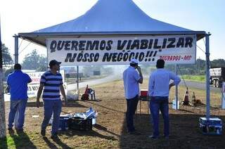 Tenda montada pelo comando do movimento no Trevo da Bandeira, em Dourados (Foto: Eliel Oliveira)