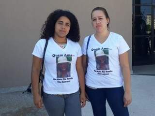 Sobrinhas da vítima, Ariadne Verônica Tamires da Silva e Susane dos Santos Brites com camisetas em protesto ao crime (Foto: Geisy Garnes)