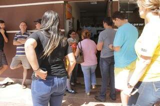 Eleitores reclamaram de falta de espaço na escola Amarelinha. (Foto: Kisie Ainoã)