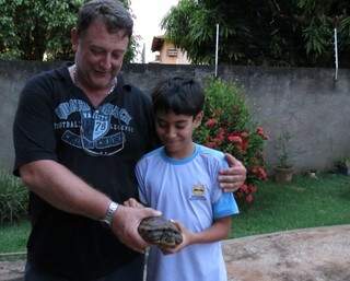 O menino Egon entrega Roque a Marcos.