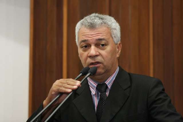 Oposi&ccedil;&atilde;o cobra entrega de m&aacute;quinas e &ocirc;nibus escolares para prefeituras