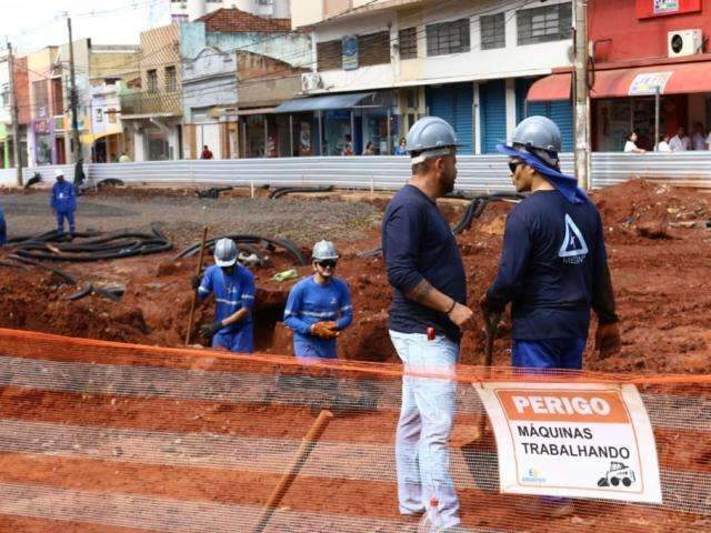 Empresa vistoria obras da 14 e mesmo com material molhado prazo &eacute; mantido