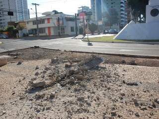 Após colisão, carros foram parar no canteiro central e destruíram banco de concreto. (Foto: Simão Nogueira)