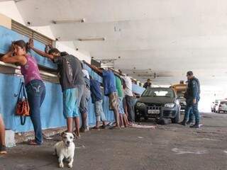 Momento de revista no entorno da antiga rodoviária em Campo Grande (Foto: Marcos Maluf)