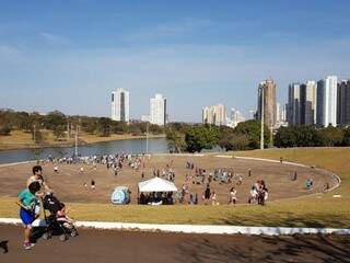 Famílias sob o céu azul da Capital. (Foto: Direto das Ruas)