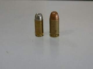 À esquerda projétil usado pela Polícia e à direita munição da pistola .45 (Foto: Marcelo Victor)