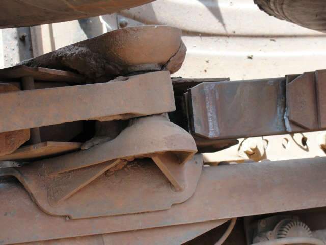  Bitrem carregado de sorgo tomba na BR-262 e prende bra&ccedil;o de motorista 