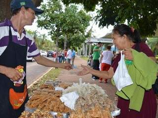 Ambulante comemora as vendas e diz que chegou a vender quase 300 cocadas em um dia (Foto: Silas Limas)