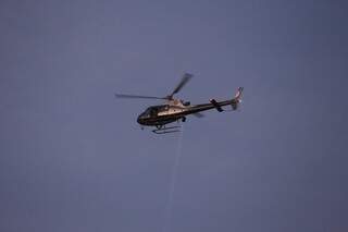 A polícia utiliza um helicóptero para ajudar na operação (Foto: Marcelo Victor)