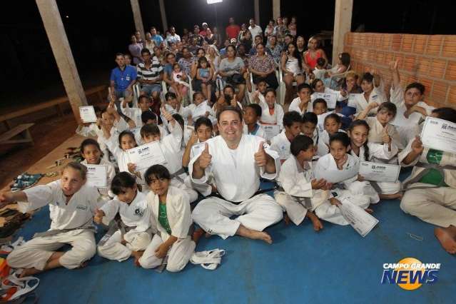 Projeto social de jud&ocirc; fecha o ano com 5 mil alunos em 54 polos