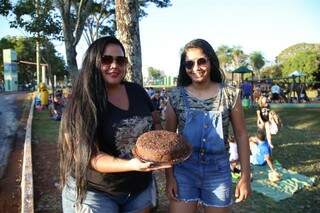 Mariana Machado segurando o bolo de chocolate para o piquenique com a irmã, Giovanna (Foto: Alana Portela)