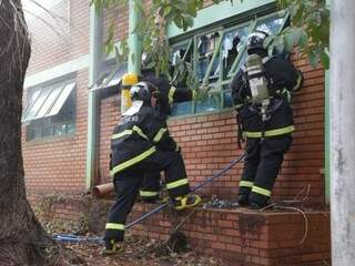 Bombeiros trabalham para combater o incêndio no local (Foto: Kisie Ainoã)