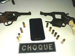 Duas armas calibre 38 que estavam com os suspeitos foram apreendidos (Foto: divulgação/Polícia Militar)