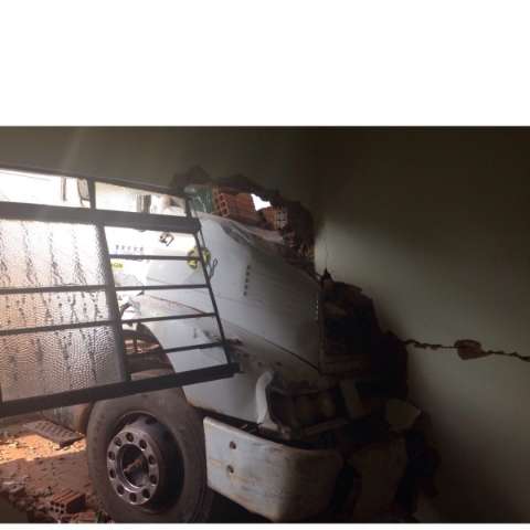 Motorista sem CNH e alcoolizado perde o controle em rotat&oacute;ria e invade casa 