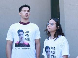 Vestidos com camiseta com foto de Matheus, amigos cobram Justiça. (Foto: Henrique Kawaminami)