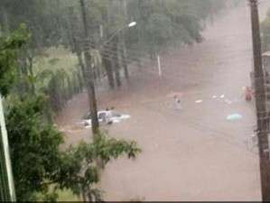 Chuva de meia hora faz estragos e previs&atilde;o &eacute; de mais tempestades