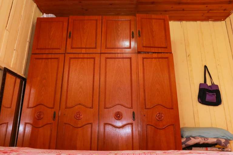No quarto de dona Sebastiana tem um guarda-roupas antigo de madeira (Foto: Henrique Kawaminami)