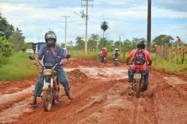 Produtores e funcion&aacute;rios enfrentam barro para chegar a frigor&iacute;fico