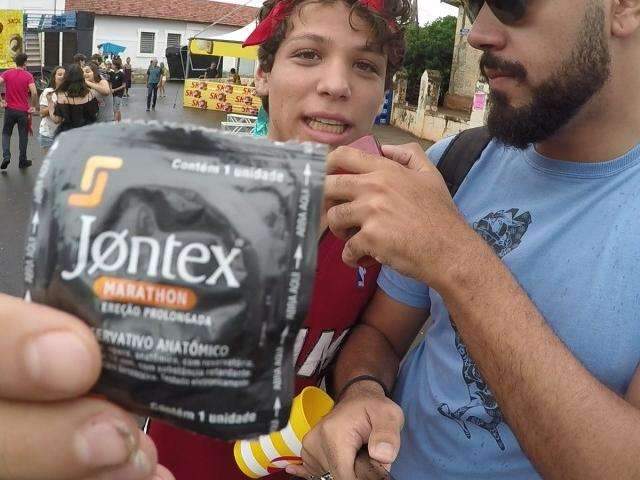 Povo beija muito, mas esquece de levar a camisinha para o Carnaval