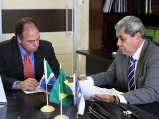 André mostra documentos que atestam a importancia da rodovia ao ministro Bezerra Coelho.