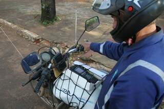Leituristas não precisam nem descer das motos (Foto: Águas Guariroba/Divulgação)