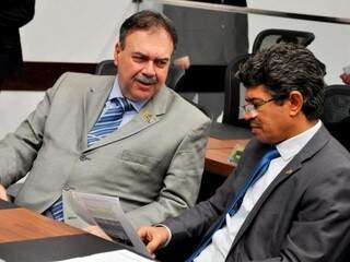 Deputados Paulo Siufi (MDB), autor do projeto, e Rinaldo Modesto (PSDB), durante sessão (Foto: Victor Chileno/ALMS)