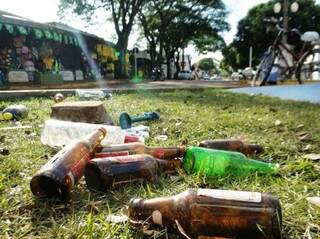 Ruas do centro de Dourados amanheceram sujas com garrafas de bebidas alcoólicas. (Foto: Dourados Agora)