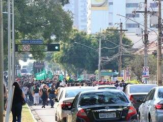 Manifestação na região central de Campo Grande (Foto: Henrique Kawaminami)