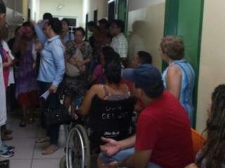 Sem atendimento, população se aglomera na UPA Coronel Antonino (Foto: Direto das Ruas)