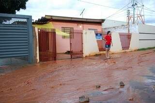 Cristiane conta que depois da barragem, água entra na casa dela. (Foto: Pedro Peralta)