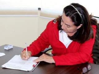 Délia Razuk durante assinatura de decreto. (Foto: A. Frota/Divulgação)