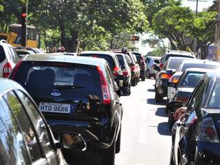Motoristas que esquecem de fazer o desvio enfrentam congestionamentos na avenida(Foto:João Garrigó)