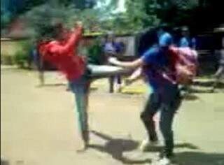 Em vídeo, estudantes aparecem espancando uma a outra, antes de golpe que resultou na morte de Luana. (Foto: Reprodução/ You tube)