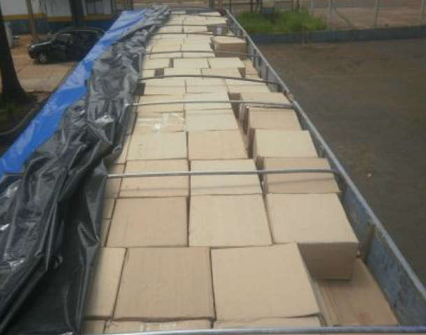 Pol&iacute;cia apreende batedor e carreta com cigarros contrabandeados na MS-060