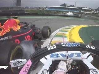 Toque de Ocon em Verstappen; holandês da Red Bull foi tirar satisfações com piloto da Force India. (Foto: F1.com/Twitter/Reprodução)