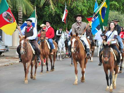  Em comemoração à semana Farroupilha, grupo faz cavalgada solidária