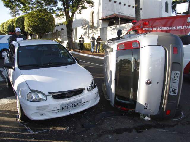  Motorista n&atilde;o v&ecirc; carro, capota e acerta dois ve&iacute;culos na regi&atilde;o central