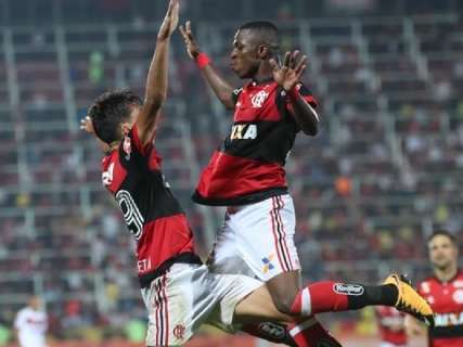 Com dois gols de Vinícius, Flamengo volta a vencer no Brasileirão