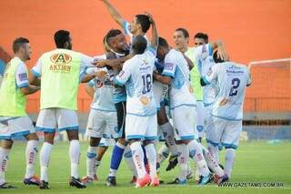 Jogadores do Ivinhema celebram o terceiro gol (Foto: Gazeta MS/Ademir Almeida)
