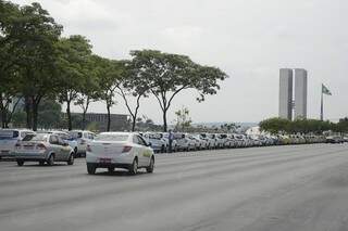 Táxis estacionados em Brasília, durante protesto por aprovação de projeto. (Foto: Agência Brasil)