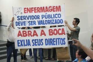 Servidores vão à Câmara protestar contra veto de prefeito (Foto: Marcos Ermínio)