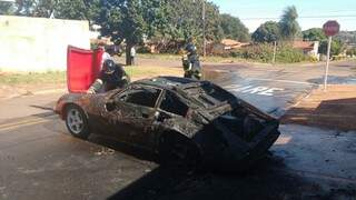 Bombeiros avaliando o motivo do incêndio após apagar as chamas do carro. ( Foto: Alberto Dias)