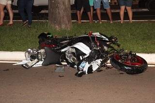 Kawasaki Ninja ficou destruída depois da colisão com caminhonete. (Foto: Luis Gustavo/ Jornal da Nova)