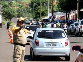 Agente de trânsito controlando fluxo de veículos em trecho interditado anteriormente (Foto: Divulgação/PMCG)